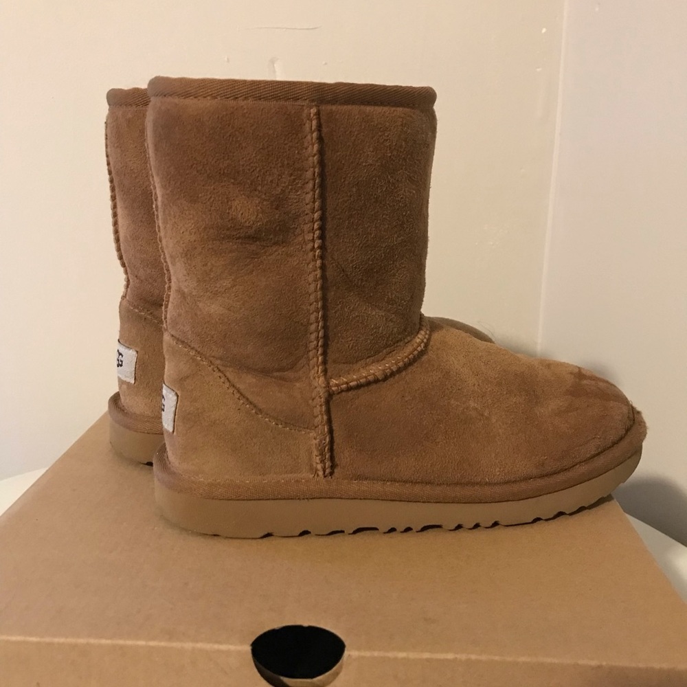 UGG Kids Classic II. Size: 3. Color: chestnut